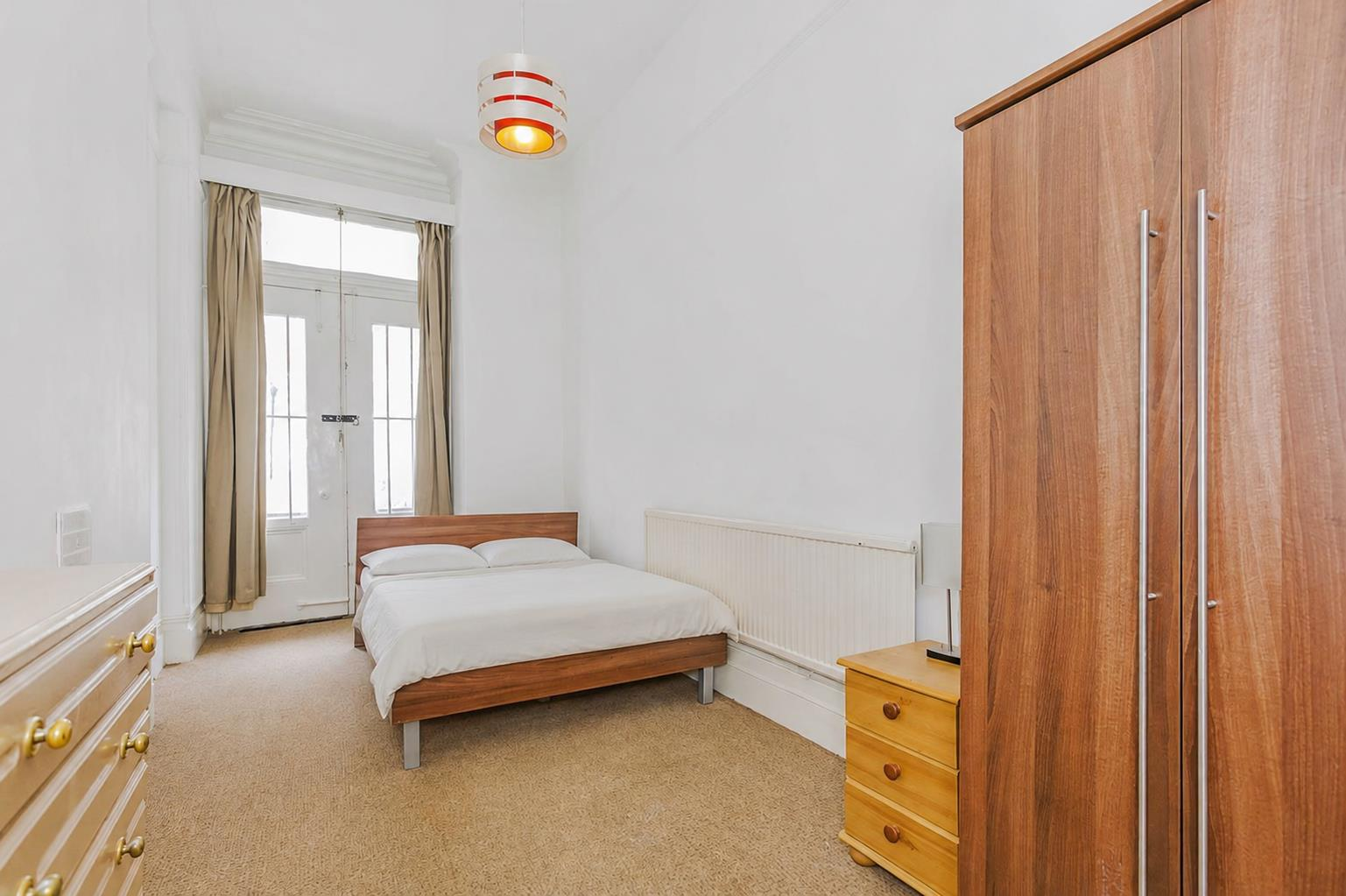 Flat Hogarth Road in Greater London