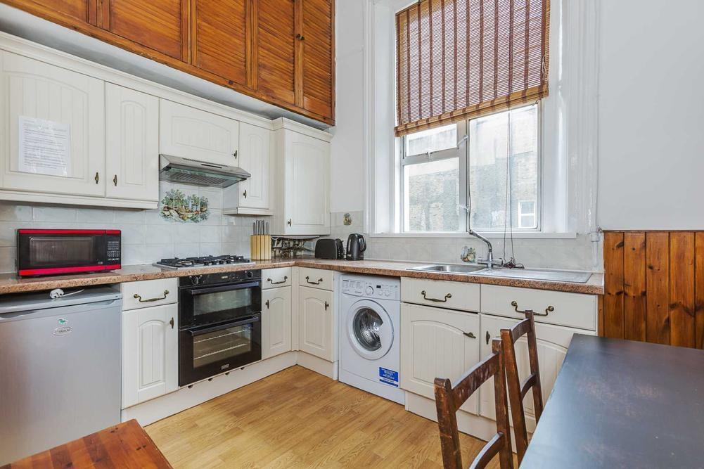 Flat Hogarth Road in Greater London