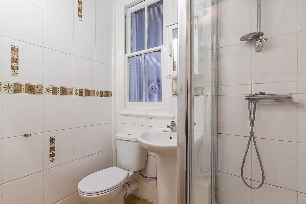 Flat Hogarth Road in Greater London