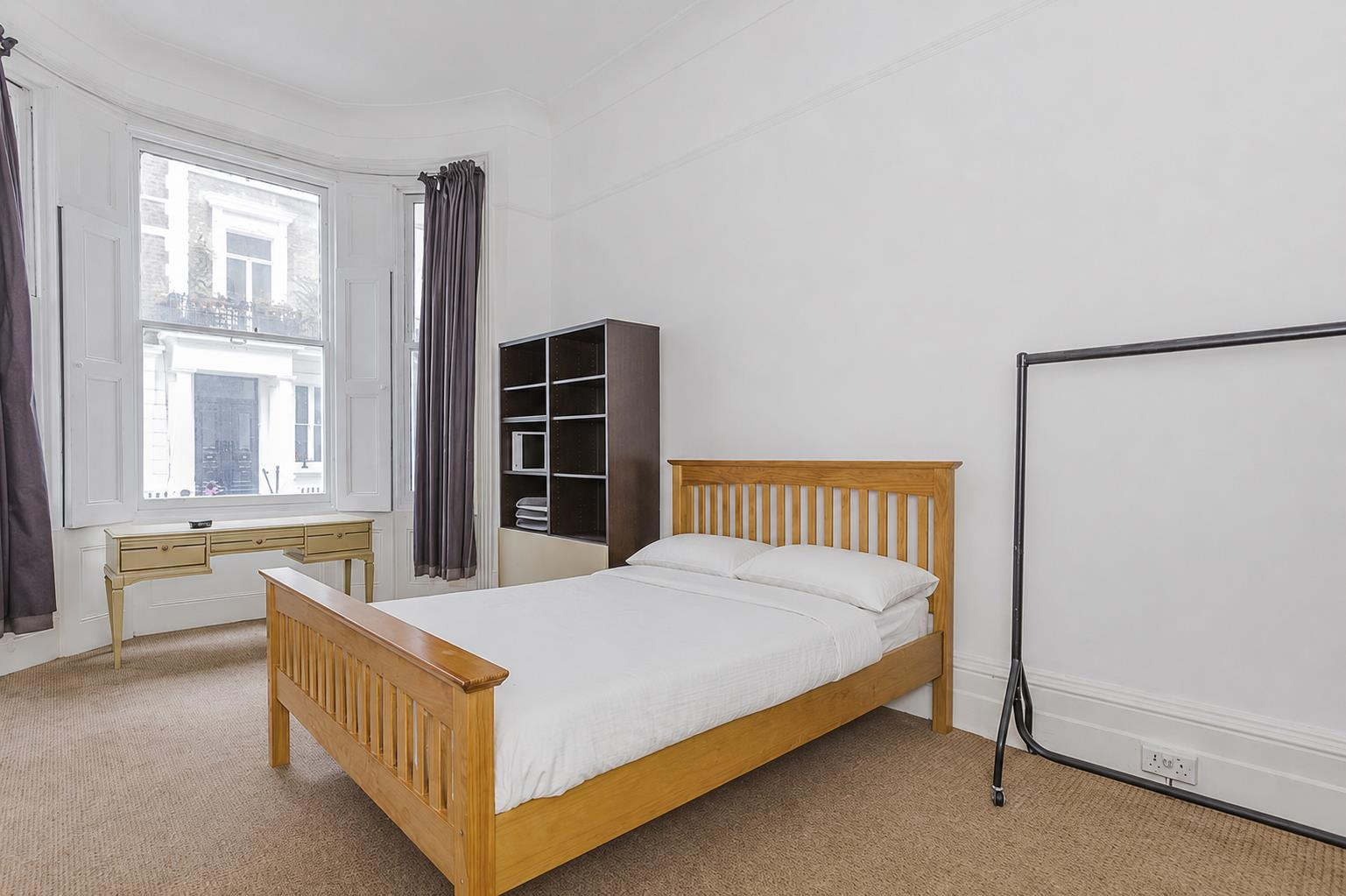 Flat Hogarth Road in Greater London