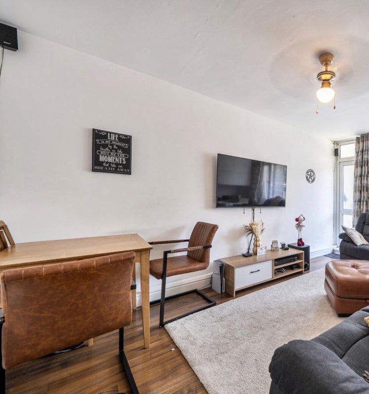 Flat Friern Road in Greater London