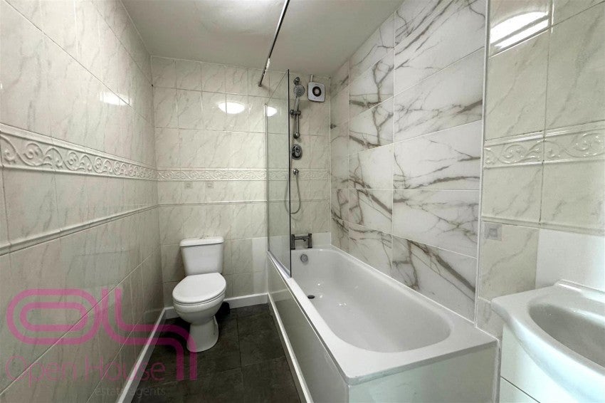 Flat Newcombe Gardens in Greater London