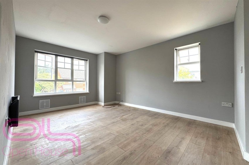 Flat Newcombe Gardens in Greater London