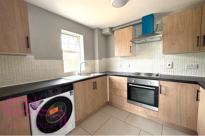 Flat Newcombe Gardens in Greater London