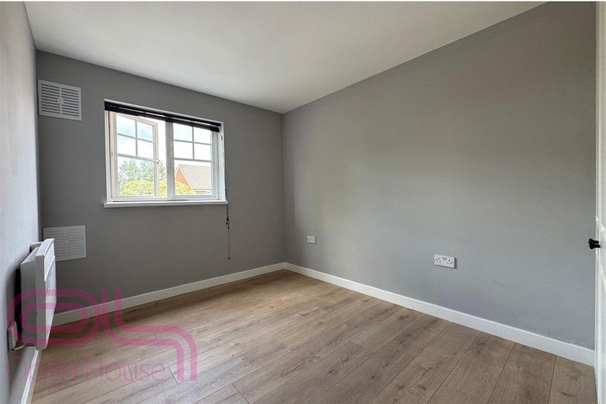 Flat Newcombe Gardens in Greater London