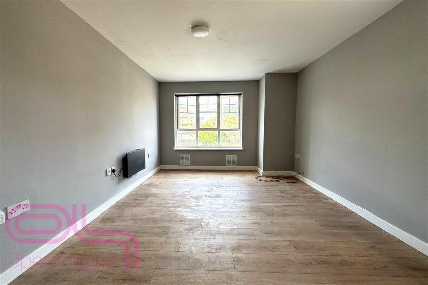 Flat Newcombe Gardens in Greater London