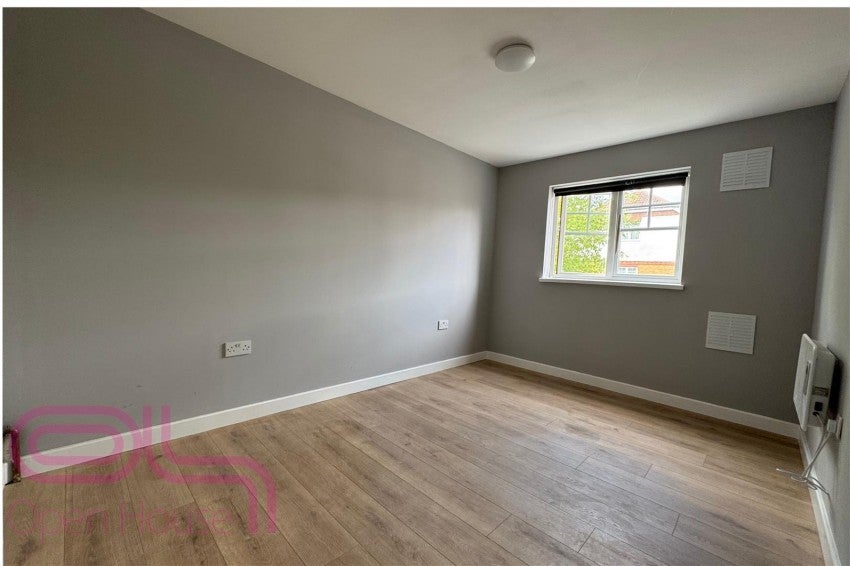 Flat Newcombe Gardens in Greater London