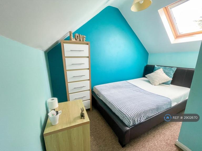 Room Fremantle Road in Aylesbury
