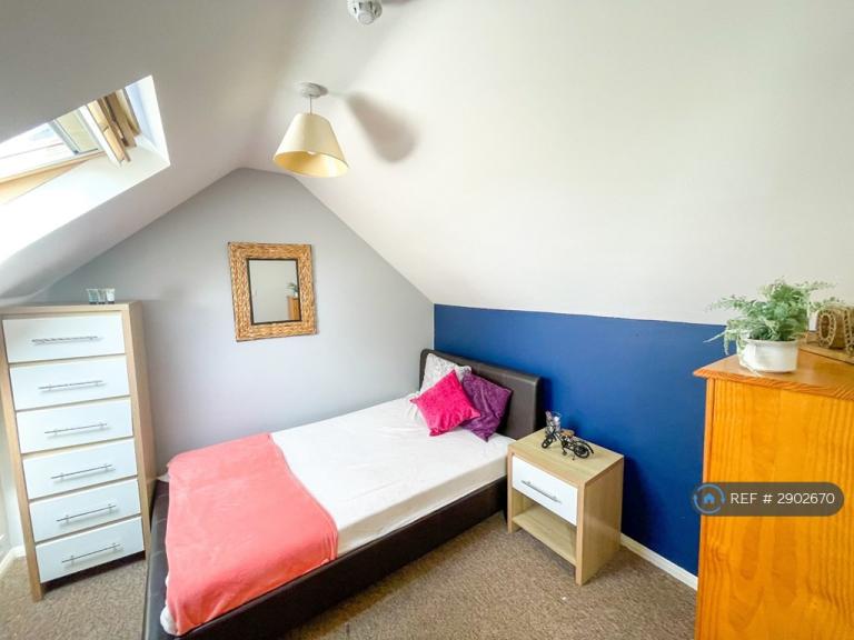 Room Fremantle Road in Aylesbury
