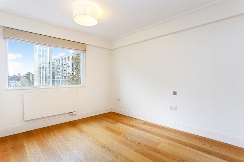 Flat Warwick Gardens in Greater London