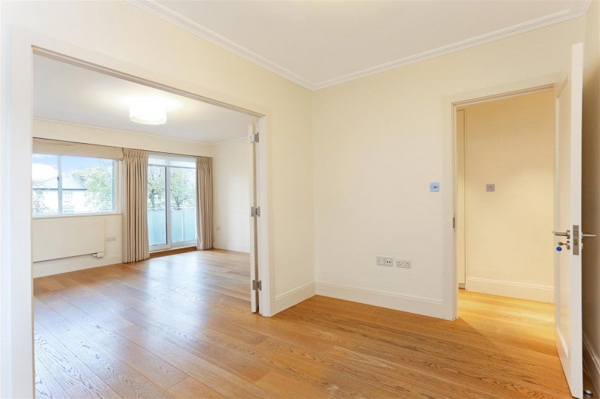 Flat Warwick Gardens in Greater London