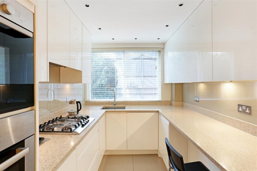 Flat Warwick Gardens in Greater London