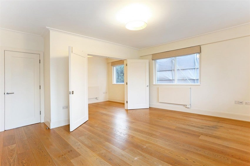 Flat Warwick Gardens in Greater London