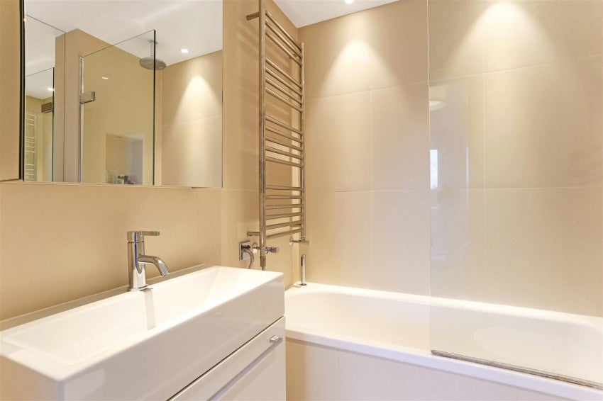 Flat Warwick Gardens in Greater London