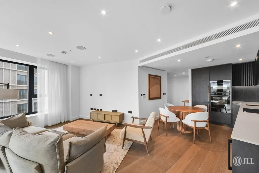 Flat Ponton Road in Greater London