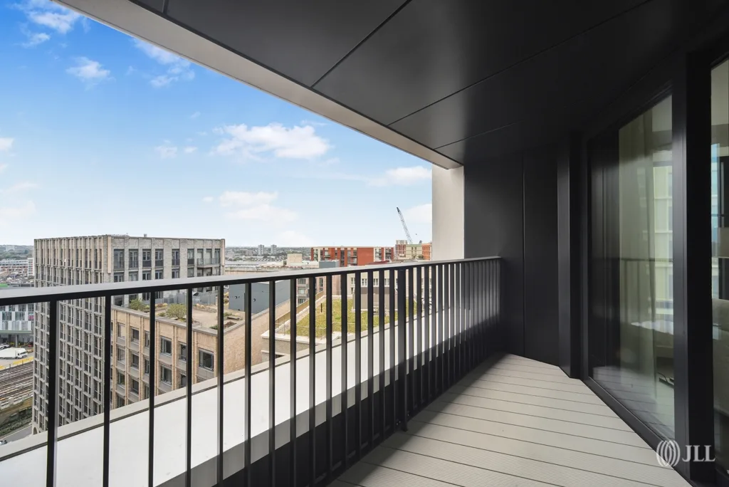 Flat Ponton Road in Greater London
