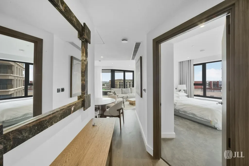 Flat Ponton Road in Greater London