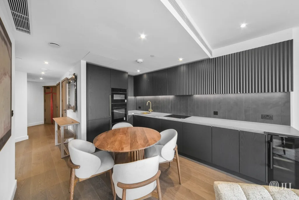 Flat Ponton Road in Greater London