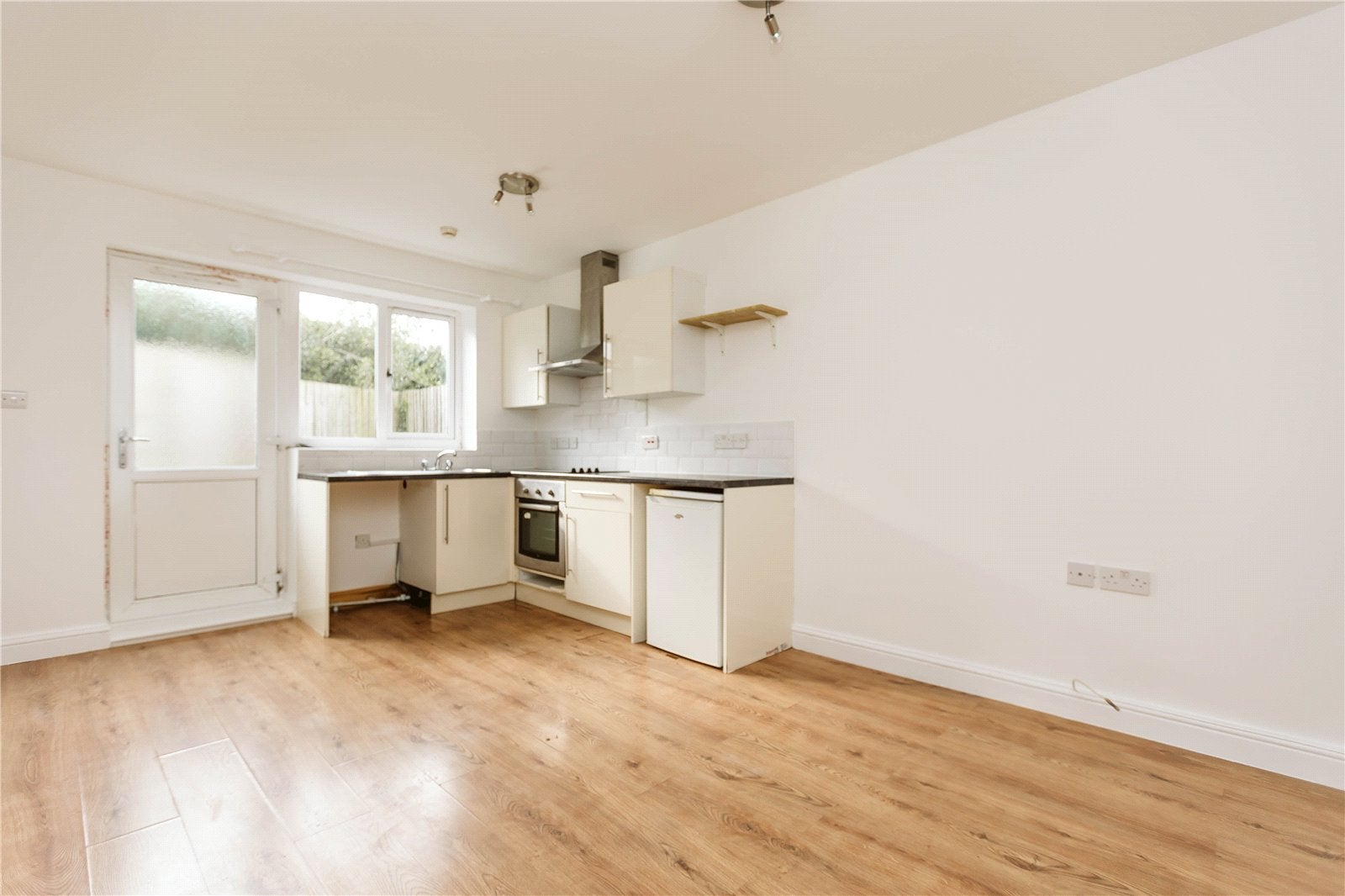 Flat Boverton Road in Bristol