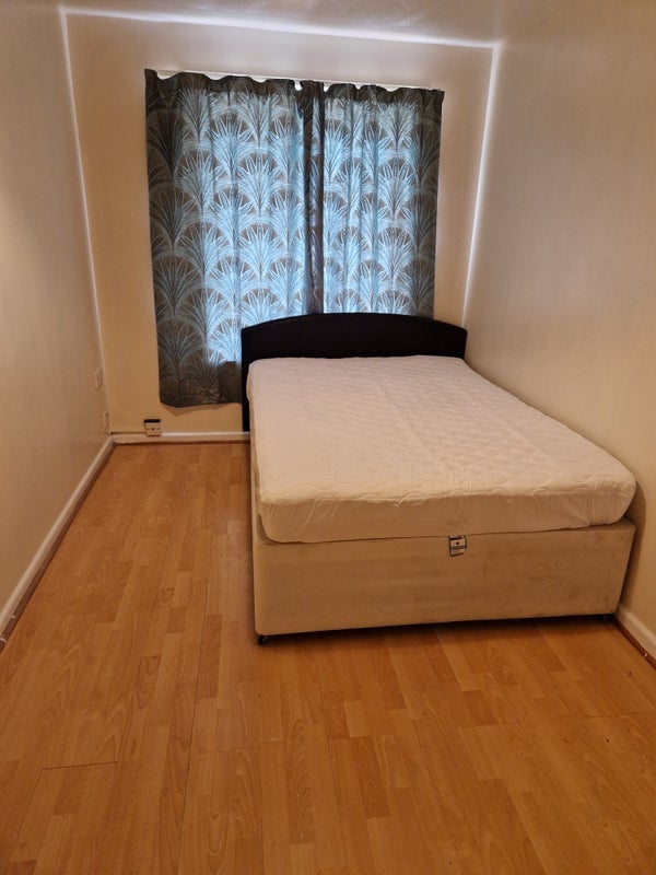 Room Taylifers in Harlow