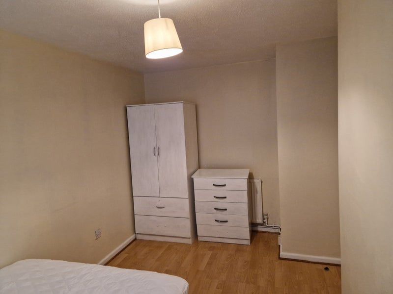 Room Taylifers in Harlow