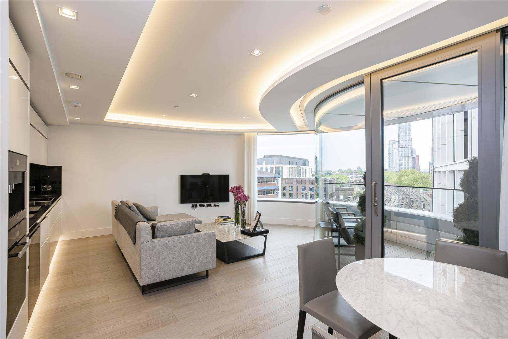 Flat Albert Embankment in Greater London