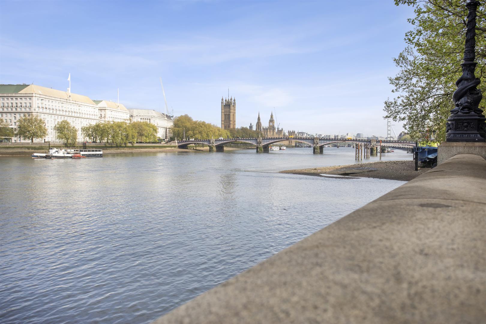 Flat Albert Embankment in Greater London