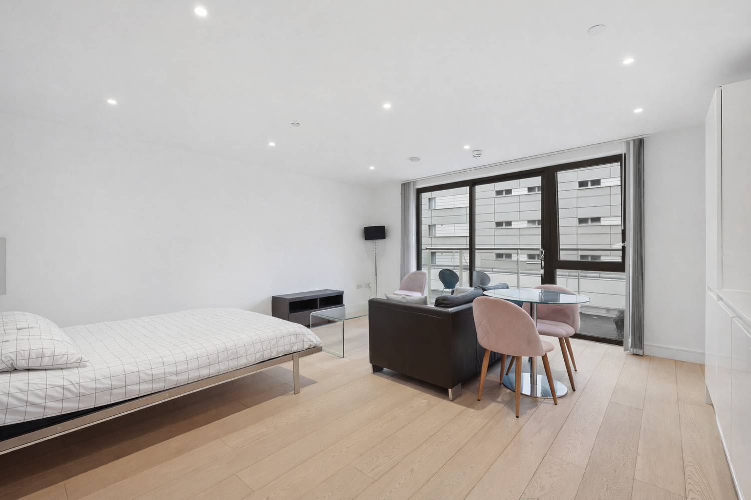 Flat Pomell Way in Greater London