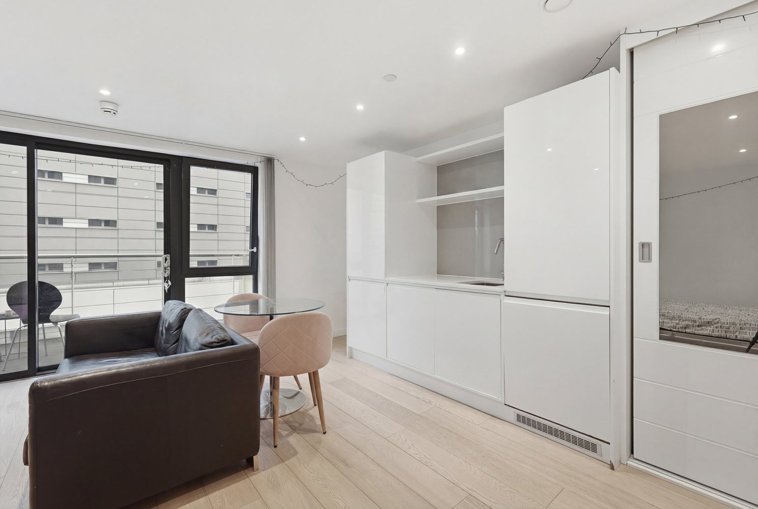 Flat Pomell Way in Greater London