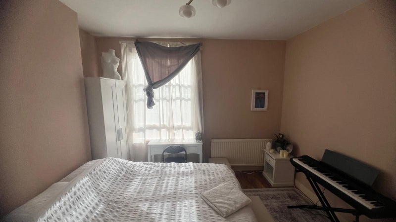 Room Dinsdale Road in Greater London
