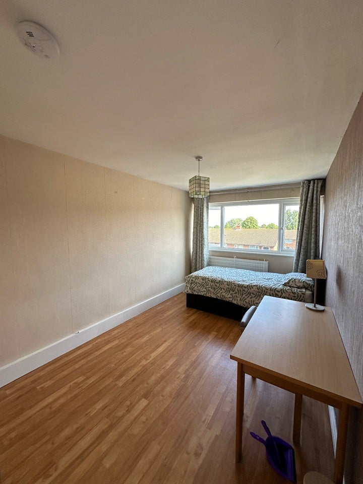 Room Belvoir Close in Greater London