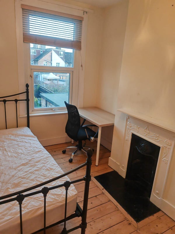Room Darwin Road in Greater London