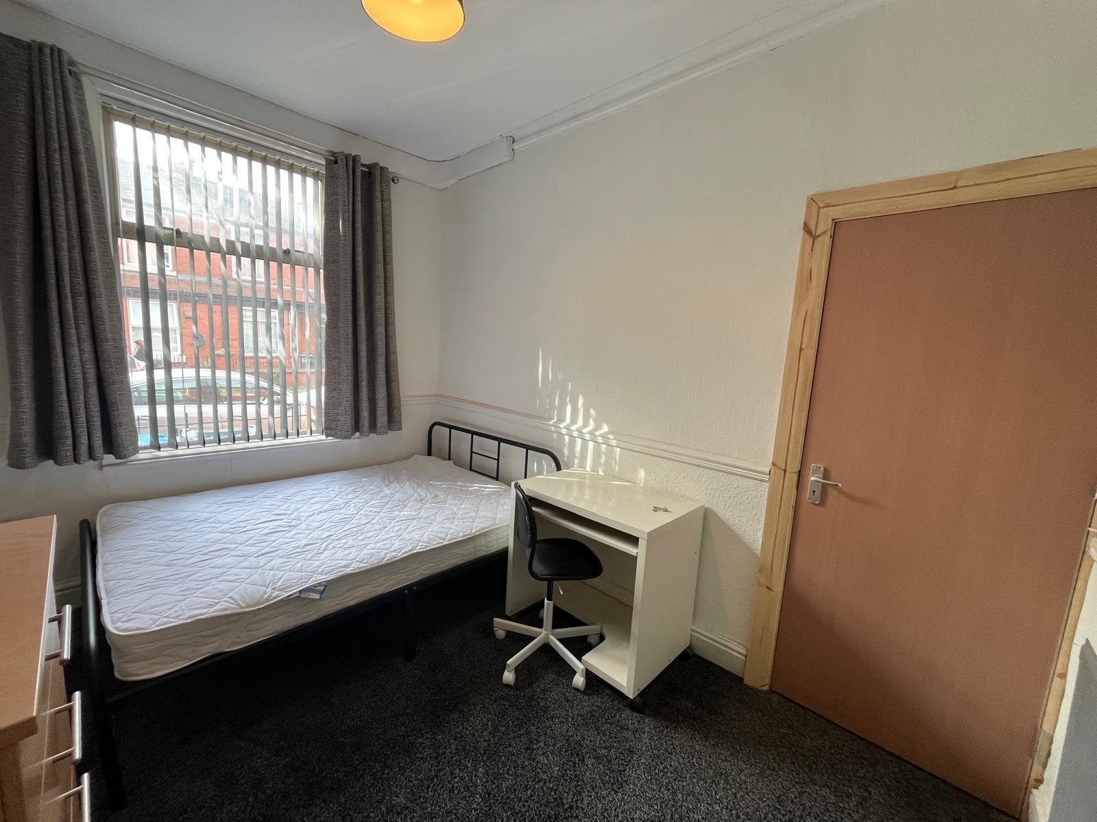 Room Wheler Street in Manchester