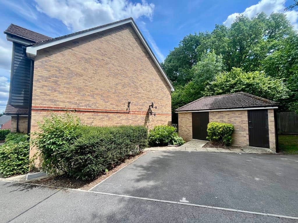 Flat Lamtarra Way in Greenham