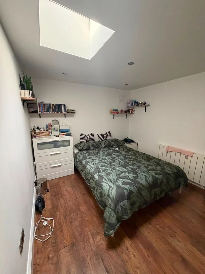 Flat Kings Drive in Greater London