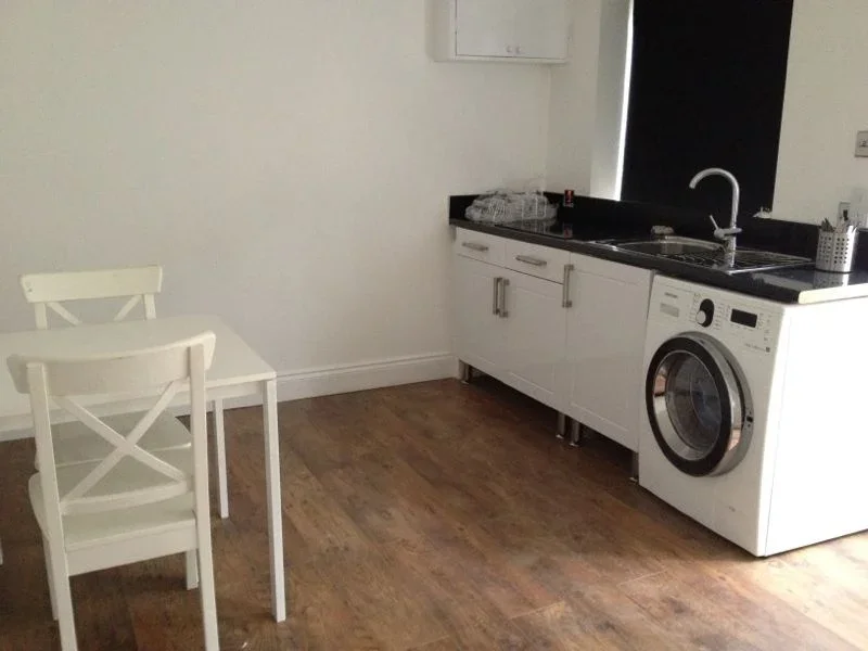 Flat Kings Drive in Greater London