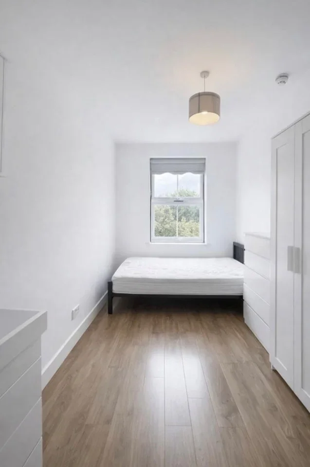 Room Randell's Road in Greater London