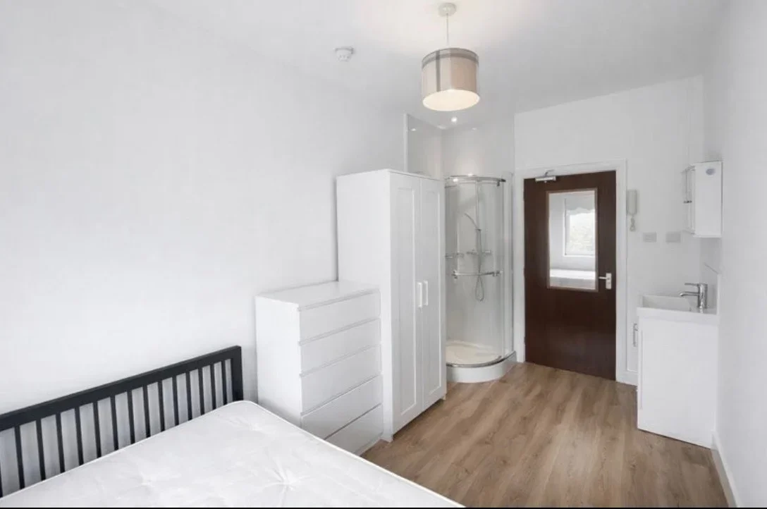 Room Randell's Road in Greater London