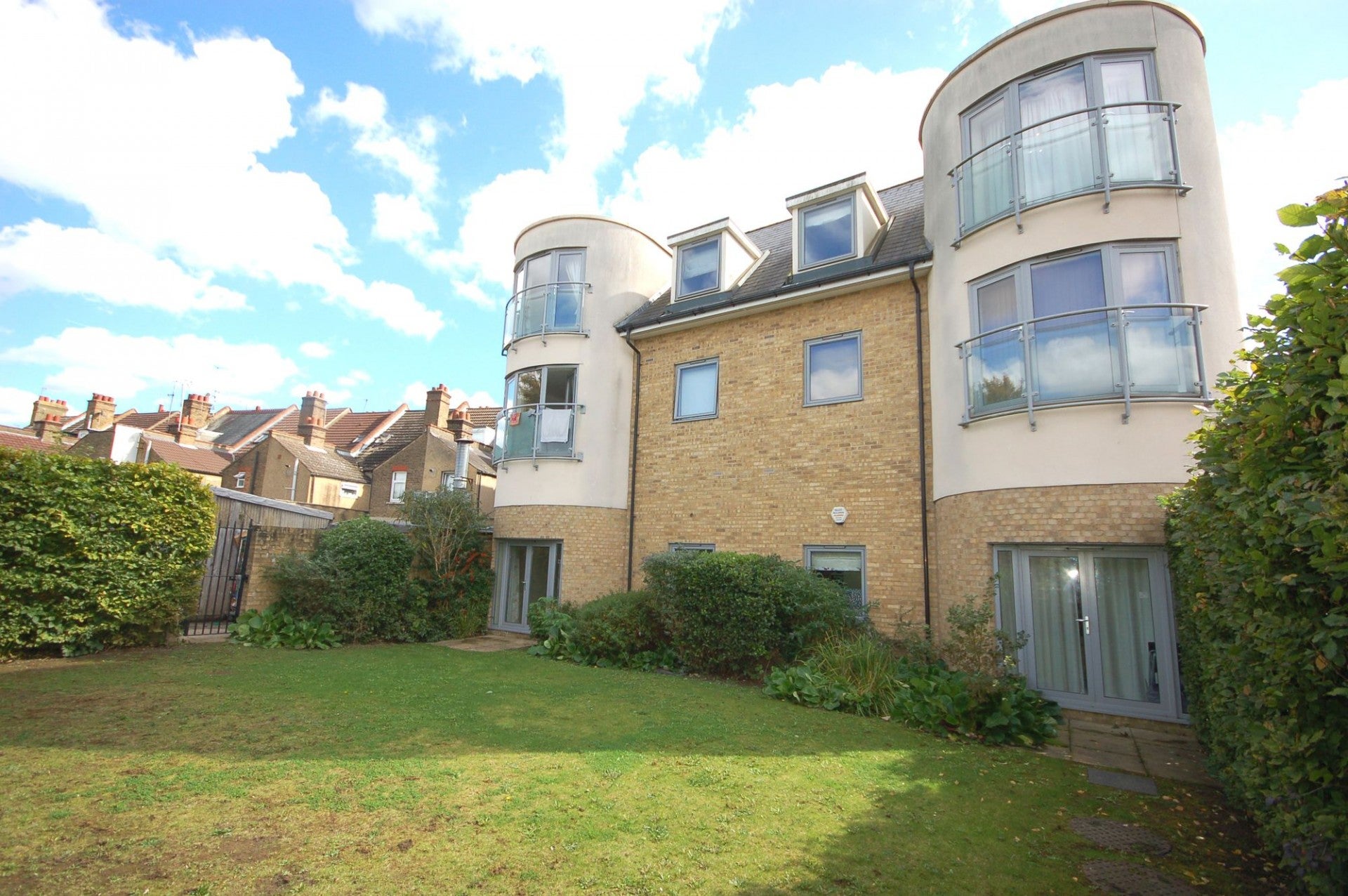Flat Whippendell Road in Watford