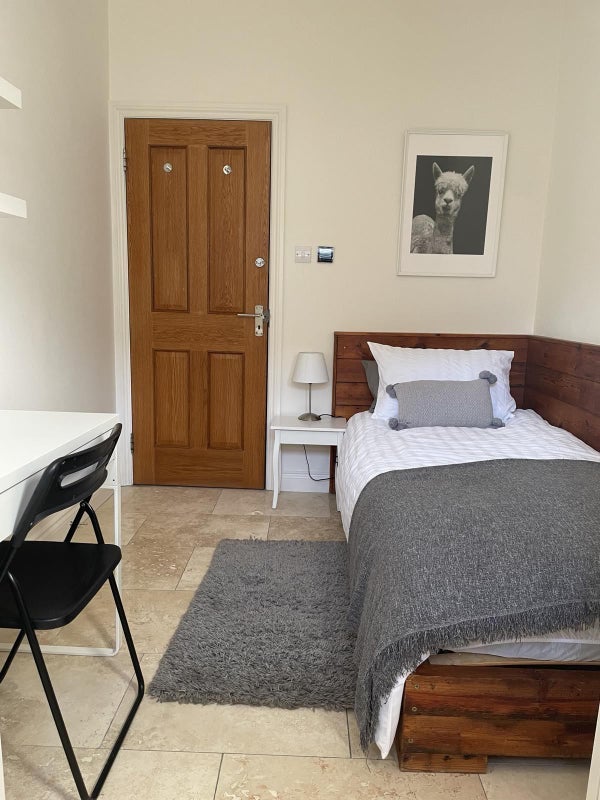 Room Heyford Road in Greater London