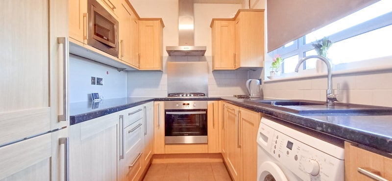 Flat Albert Drive in Greater London
