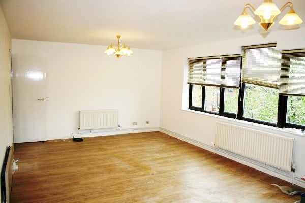 Flat Amsterdam Road in Greater London