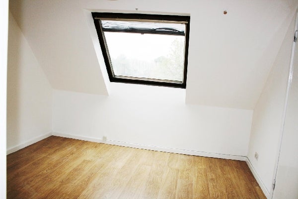 Flat Amsterdam Road in Greater London