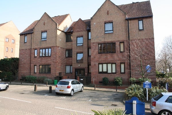 Flat Amsterdam Road in Greater London