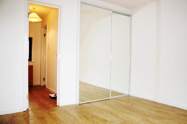 Flat Amsterdam Road in Greater London