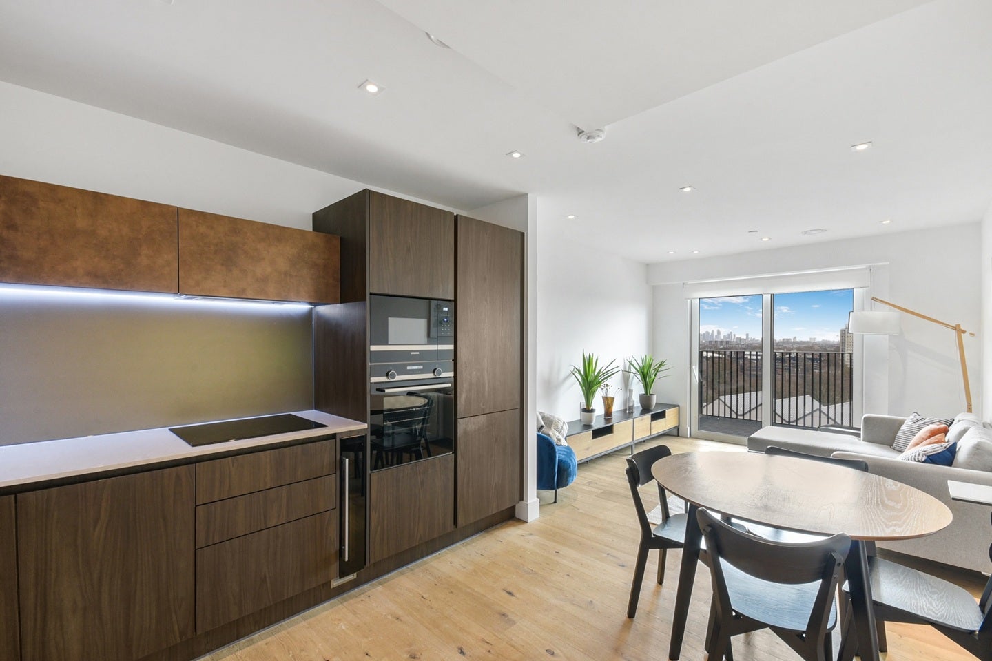 Flat Trenchold Street in Greater London