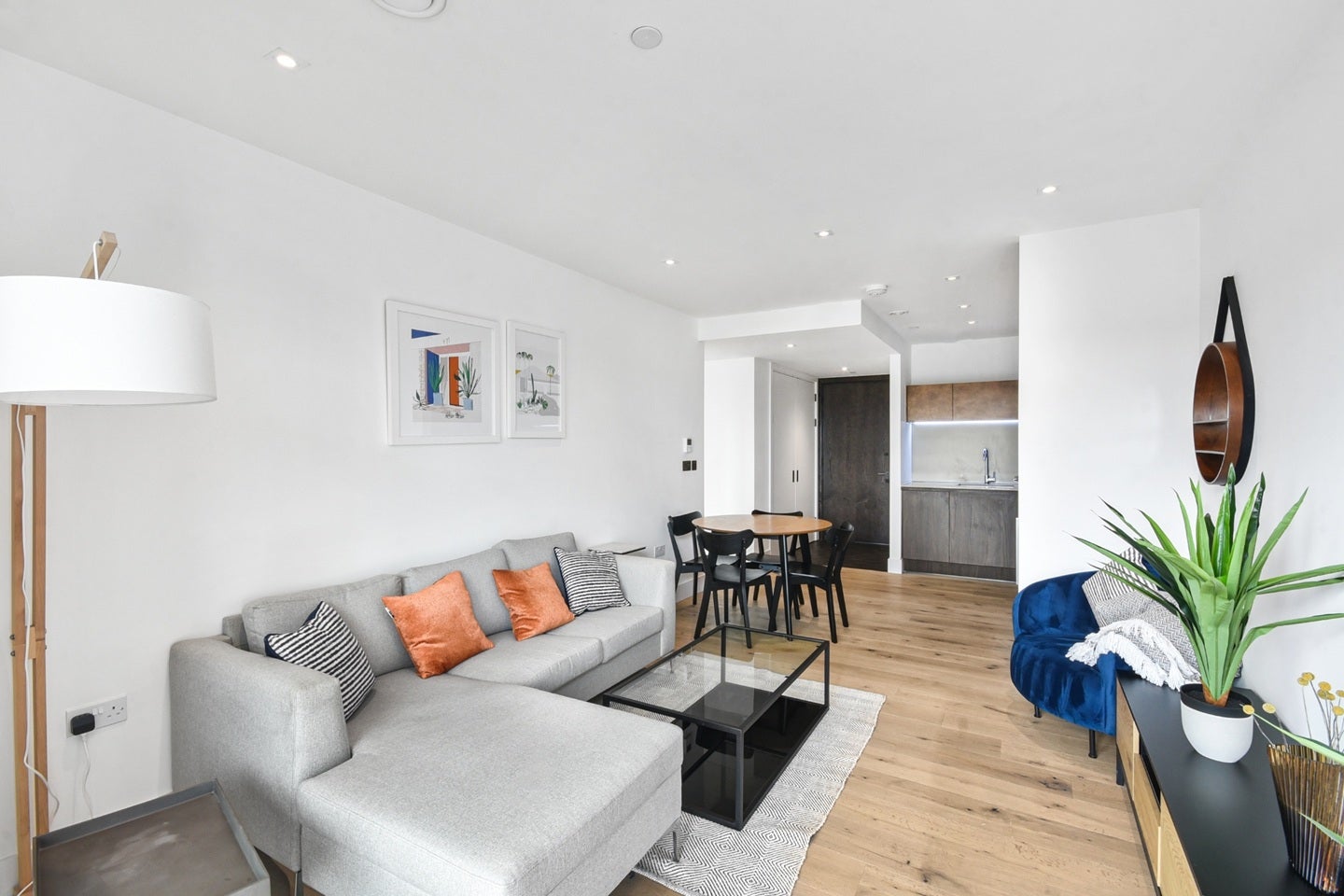 Flat Trenchold Street in Greater London