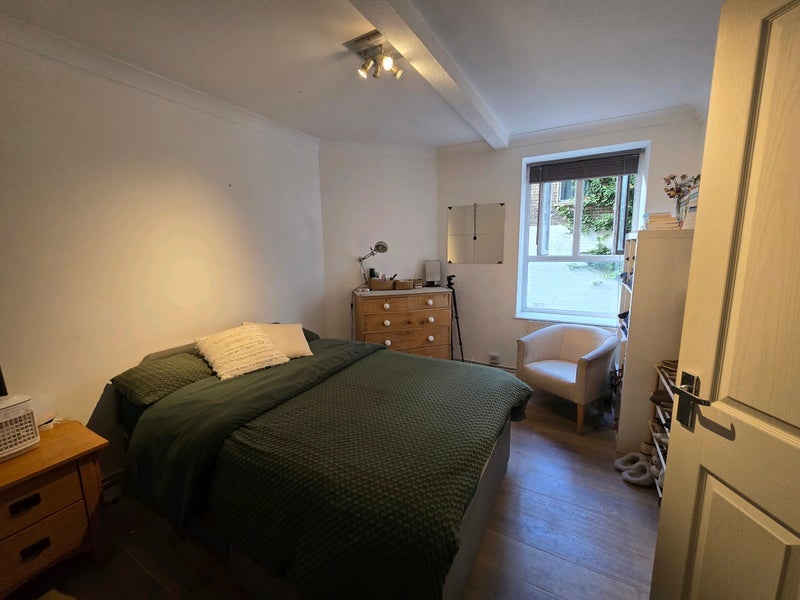 Room Kintyre Court in Greater London