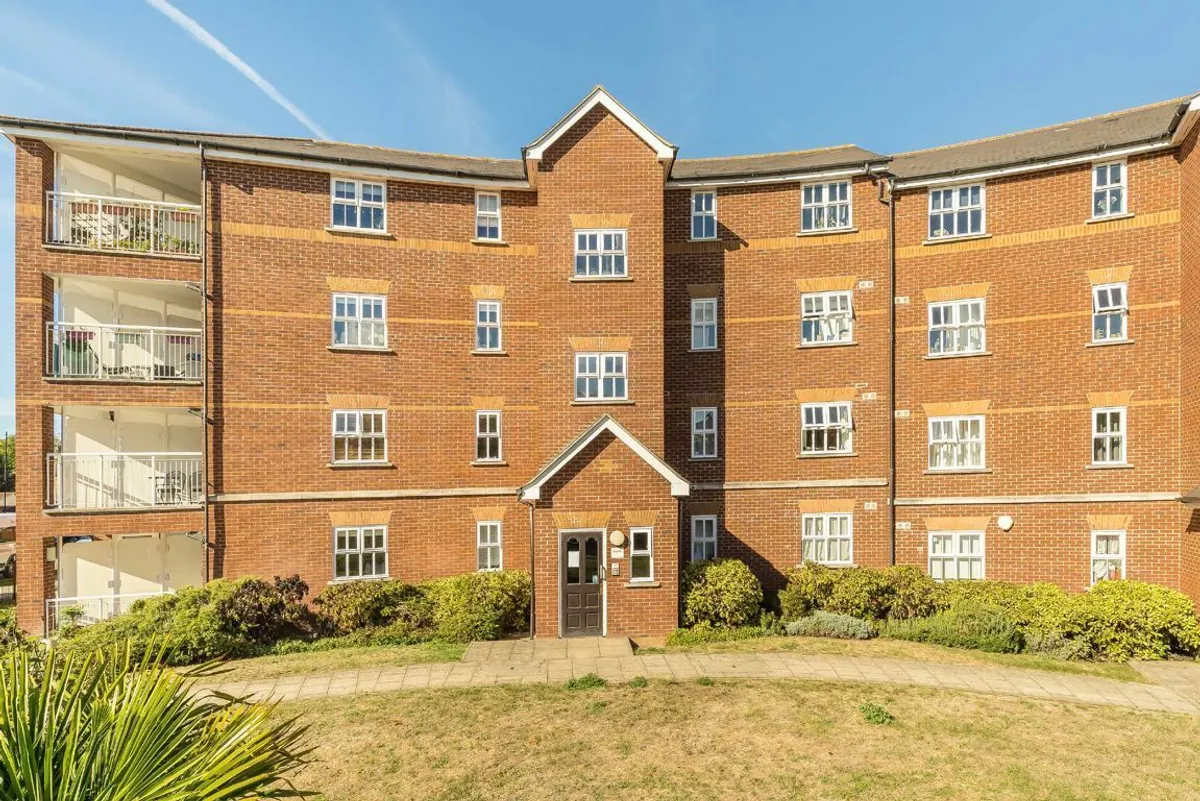 Flat Macmillan Way in Greater London