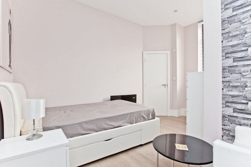 Flat Canfield Place in Greater London